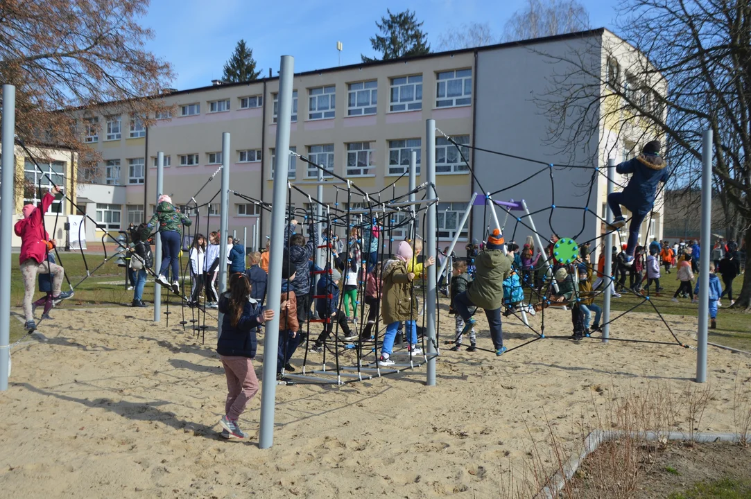 Otwarcie ogrodu sensorycznego i plac zabaw w SP nr 4 im. Mikołaja Kopernika w Puławach