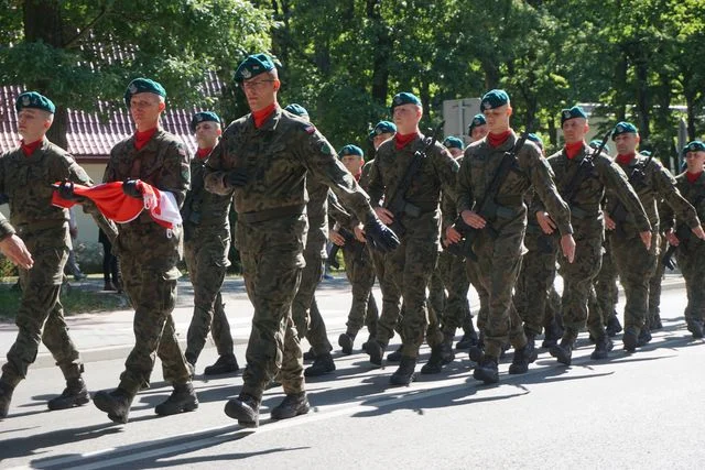 Poniatowa: Żołnierze przemaszerowali ulicami miasta po raz pierwszy (ZDJĘCIA, VIDEO) - Zdjęcie główne