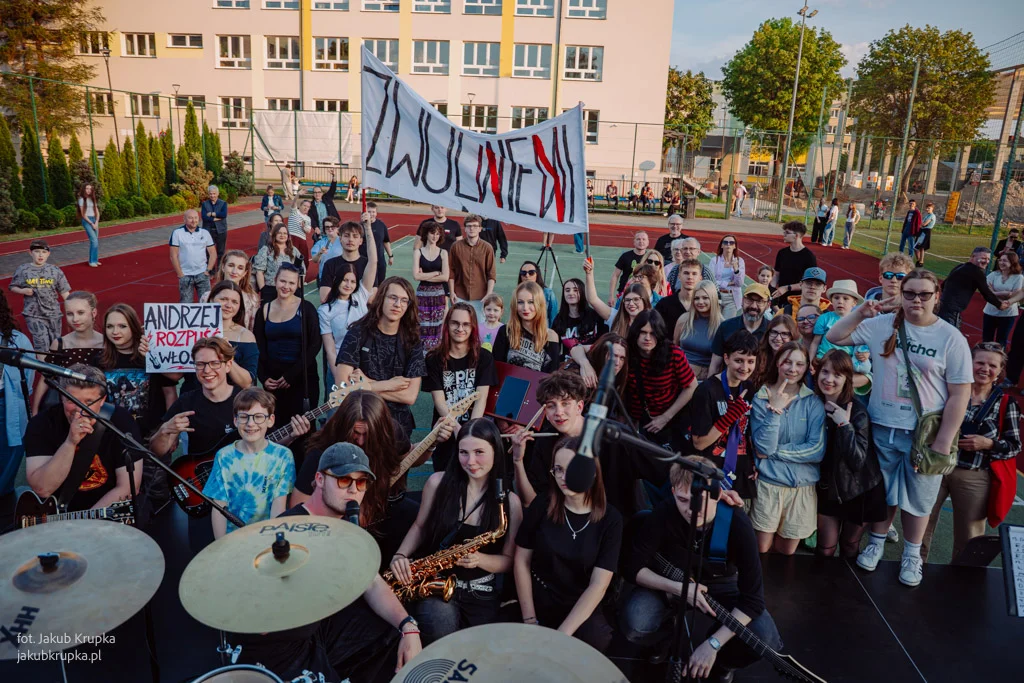 Zwolnieni zagrali w II LO. Rockowe rytmy w liceum (zdjęcia) - Zdjęcie główne
