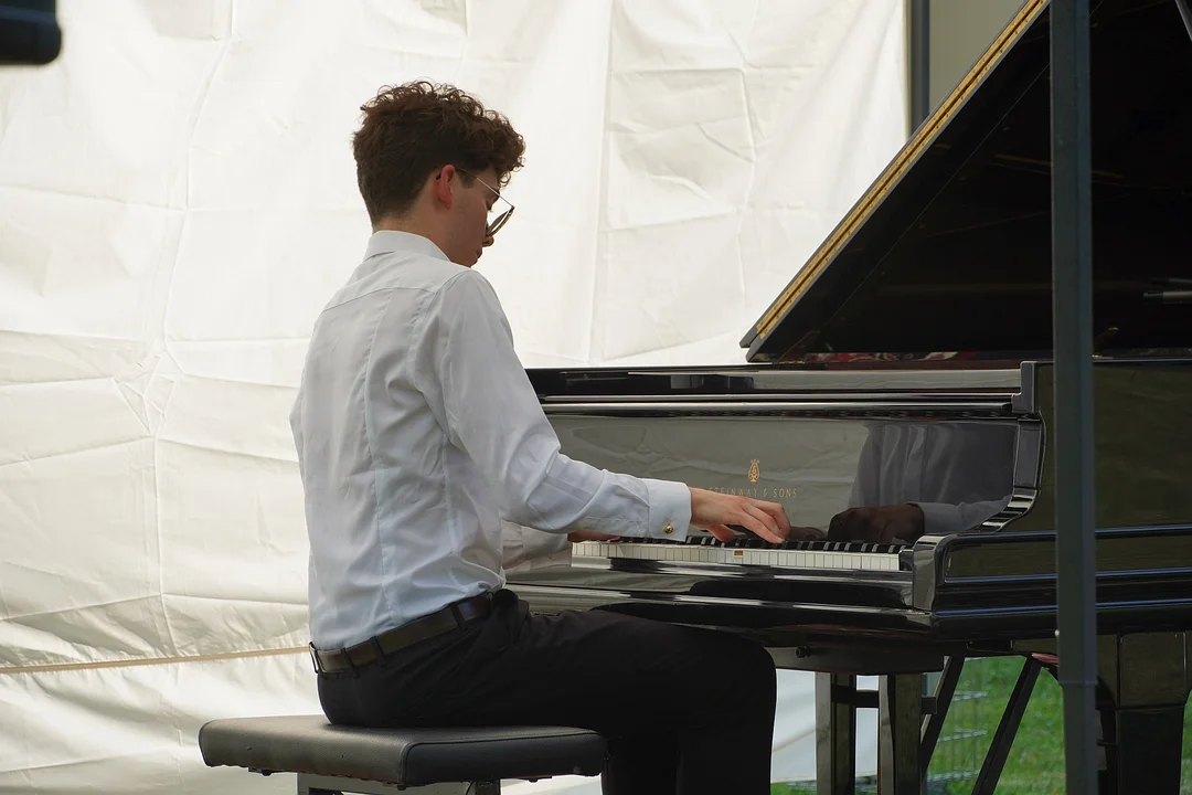 Koncert fortepianowy w cieniu Pałacu Potockich. Młody talent zachwycił Radzyń Podlaski [ZDJĘCIA] - Zdjęcie główne