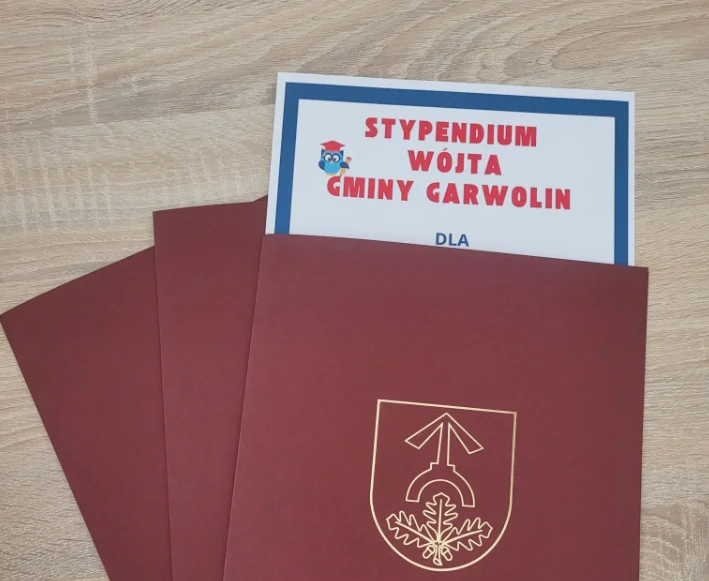 Wójt Kołodziejczyk wręczył stypendia najzdolniejszym uczniom z gminy Garwolin