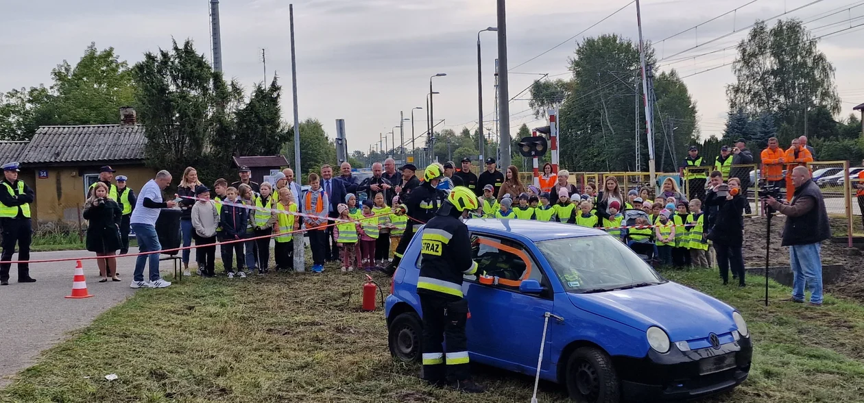 Powiat siedlecki: Promowali bezpieczeństwo na przejazdach kolejowych. Była m.in. symulacja ratownicza