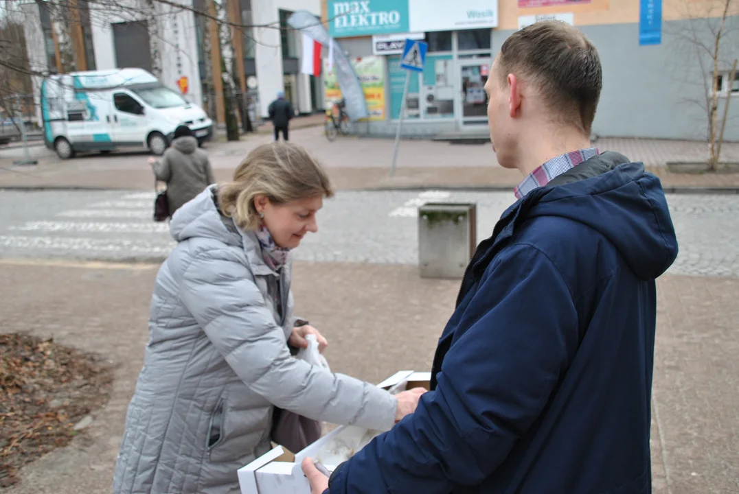 Radny Michał Kramek rozdawał dziś w Poniatowej pączki