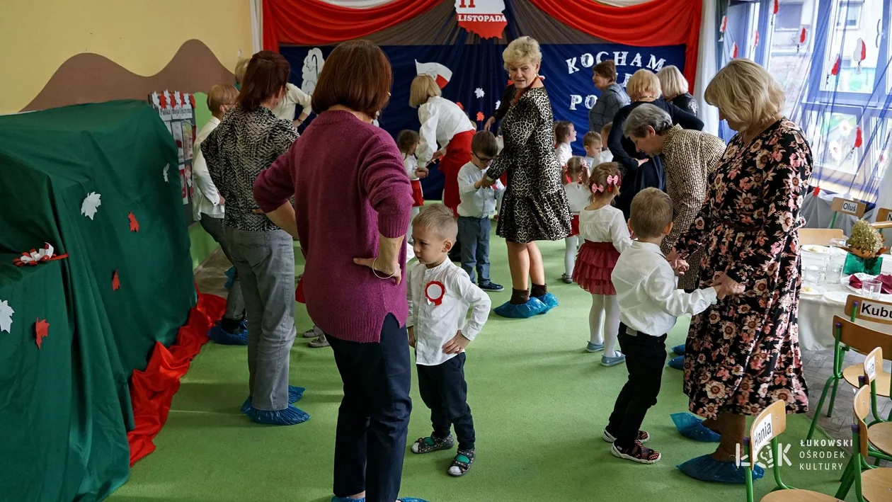 Uniwersytet Trzeciego Wieku i przedszkole nr 2 wspólnie obchodzili święto 11 listopada