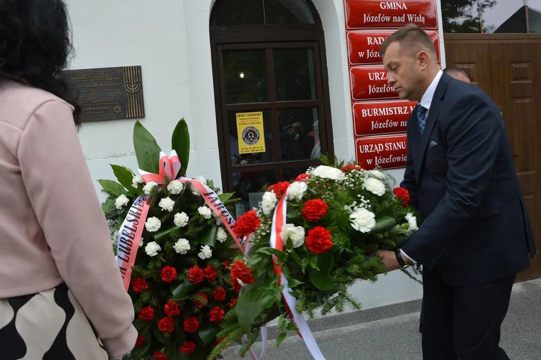 Odsłonięcie tablicy upamiętniającej Żydów z Józefowa nad Wisłą zamordowanych przez Niemców