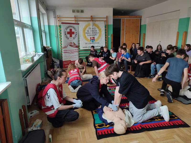 Wolontariat PCK w ZS 2 w Lubartowie. „Szopen” szkoli nowych ”ratowników medycznych” (zdjęcia) - Zdjęcie główne