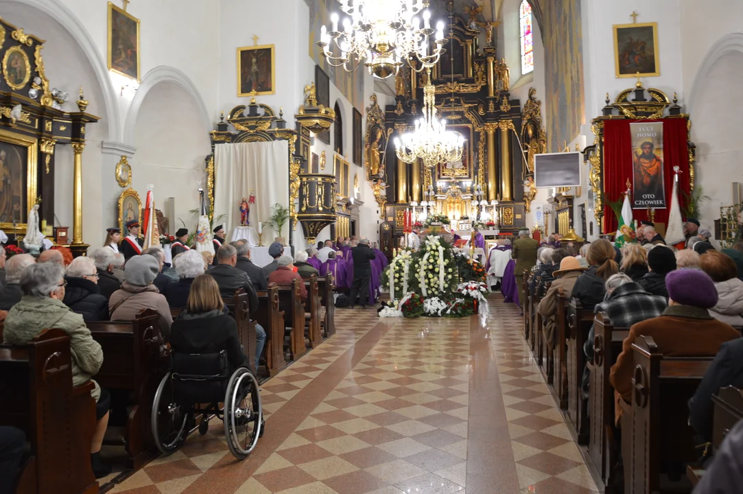Uroczystość pogrzebowa ks. Leona Pietronia