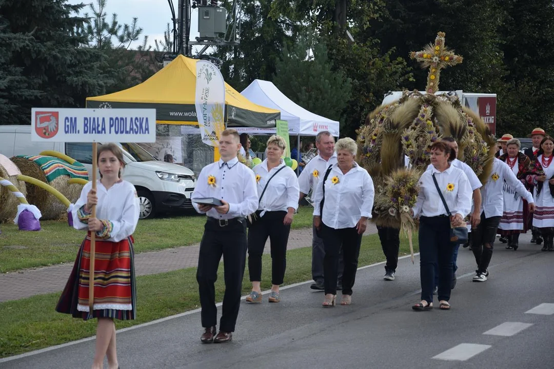 Dożynki Powiatowe w Drelowie 2023. Korowód i prezentacja wieńców