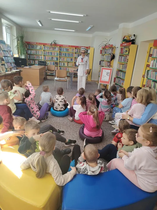 Poniatowska biblioteka czyta z sercem. Dzieci uczyły się, jak o nie dbać (foto) - Zdjęcie główne