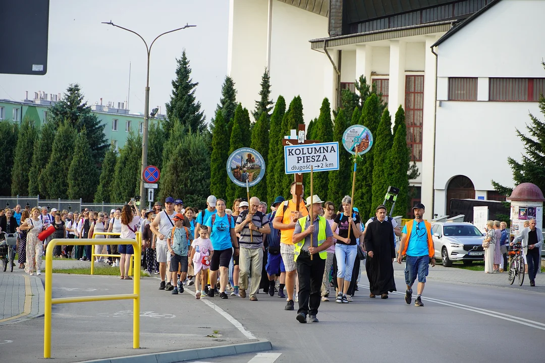 Pielgrzymi z Radzynia Podlaskiego rozpoczęli wędrówkę na Jasną Górę [ZDJĘCIA] - Zdjęcie główne