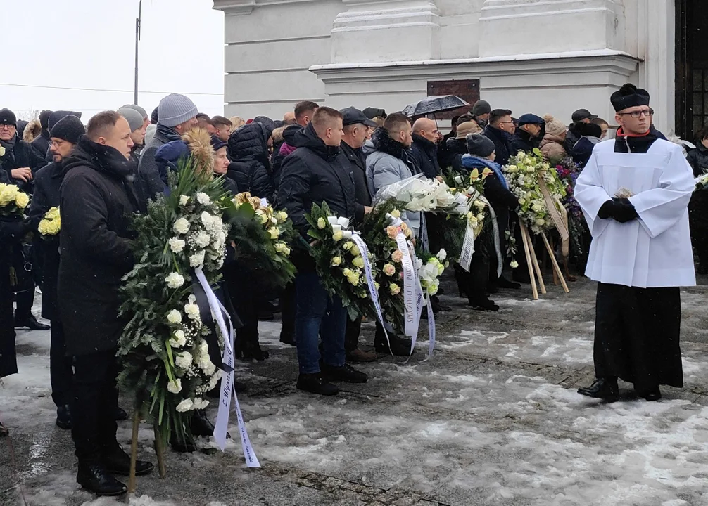 Tłumy pożegnały zamordowaną komornik z Łukowa.  Dziś w Adamowie odbył  się pogrzeb śp. Ewy Kochańskiej