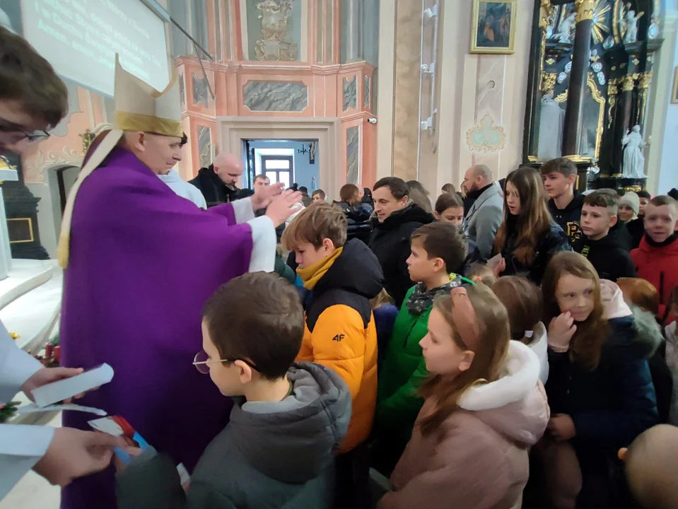 Dzieci z rodzicami modliły się podczas mszy św. z udziałem Bpa Grzegorza Suchodolskiego. Błogosławieństwo przez nałożenie rąk