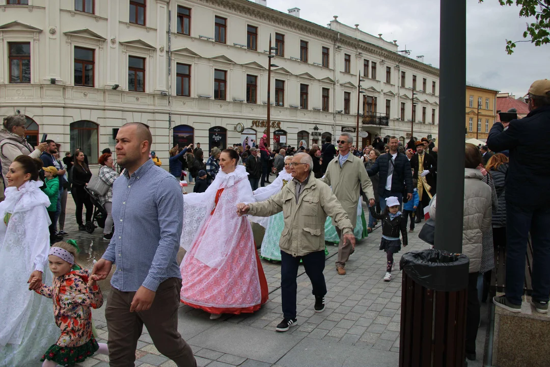 Obchody 3 maja w Lublinie. Mieszkańcy zatańczyli wspólnie Poloneza