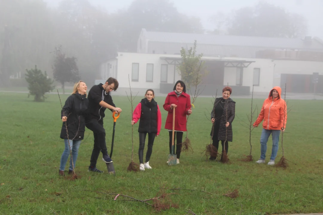 Milejów. Posadzili 30 jabłoni i wiele krzewów. Będzie czym oddychać! FOTORELACJA - Zdjęcie główne