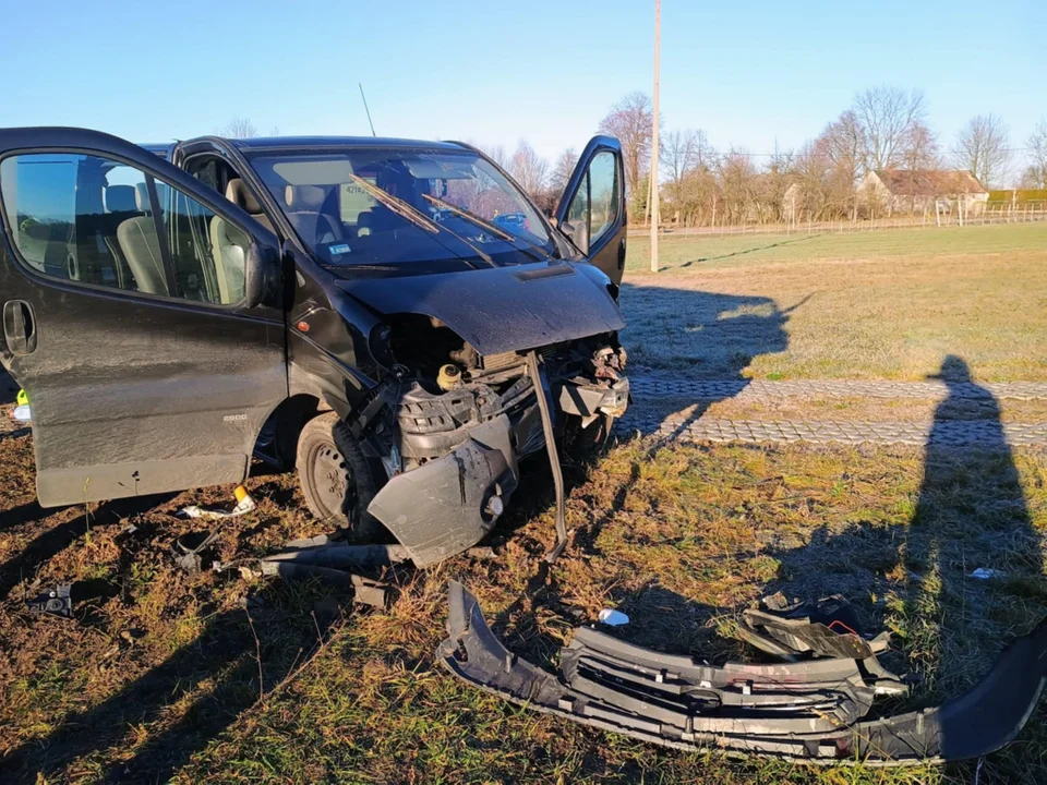 Bus wjechał do rowu. Cztery osoby w szpitalu - Zdjęcie główne