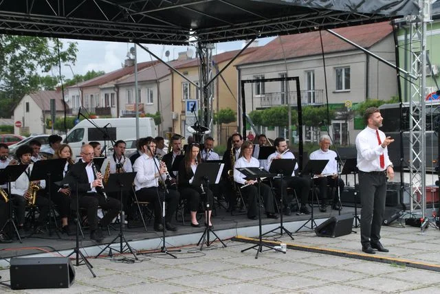 Wilanowska Orkiestra Dęta zagrała w centrum Opola Lubelskiego (foto) - Zdjęcie główne