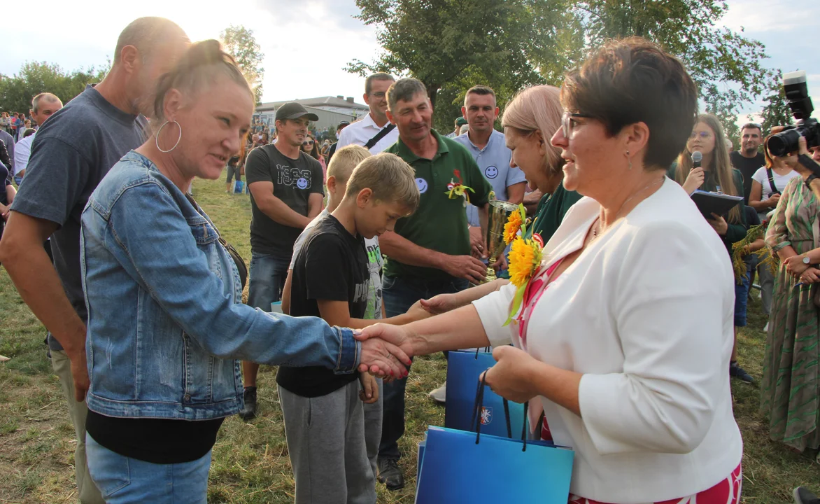 Występy i konkursy na dożynkach w Uścimowie