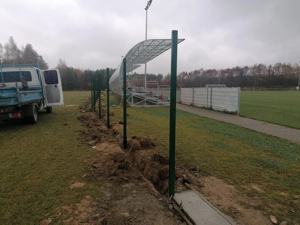 Chodel: Samochody nie będą już jeździć po boisku. Stadion będzie ogrodzony (ZDJĘCIA) - Zdjęcie główne