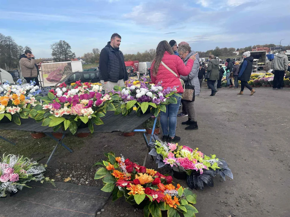 Ostatnia szansa na tańsze zakupy. Po ile znicze i kwiaty? - Zdjęcie główne