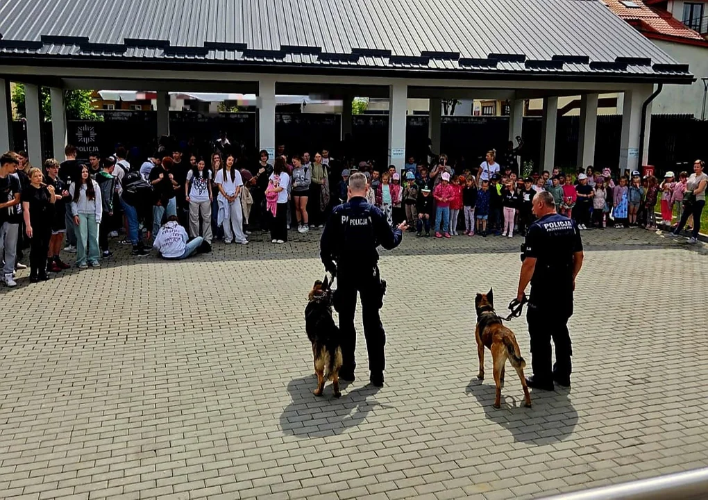 Opole Lubelskie: Tłumy przewinęły się przez opolską jednostkę policji (ZDJĘCIA) - Zdjęcie główne