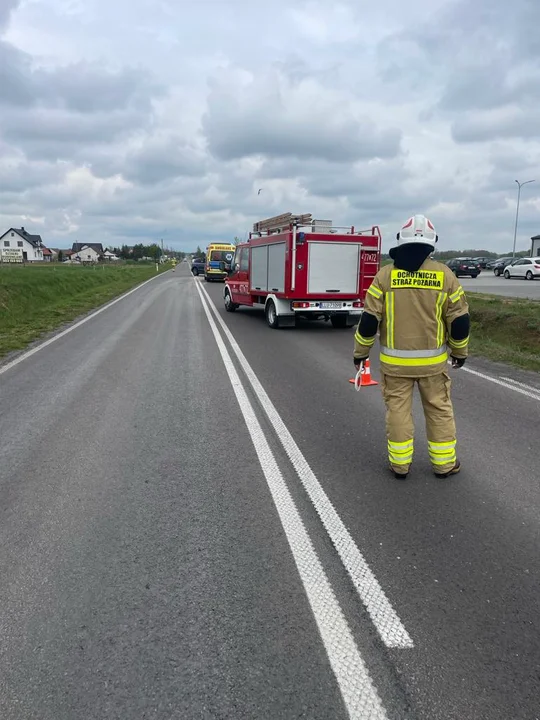 Wypadek na drodze wojewódzkiej. Ranny motocyklista trafił do szpitala