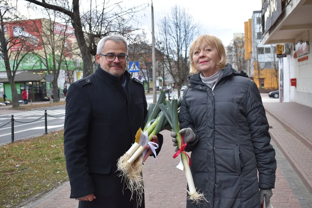 Puławy: Zamiast kwiatów paniom wręczali ...pory (galeria) - Zdjęcie główne