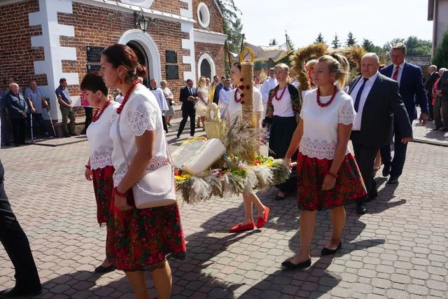 Chodel: Dożynki Parafialno-Gminne w Chodlu. Korowód dożynkowy