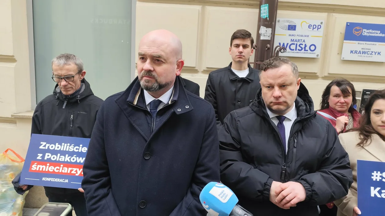 Poseł Pejo: "Z Polaków robi się śmieciarzy". Konfederacja o systemie kaucyjnym, zostawiła worki z butelkami pod biurami KO i PiS