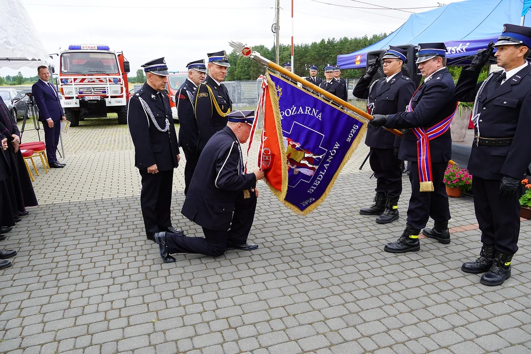 Nowy sztandar i wielki jubileusz. OSP Siedlanów świętowała 60-lecie istnienia - Zdjęcie główne