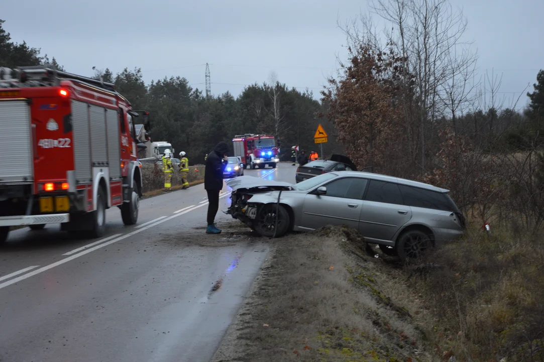 Czołowe zderzenie samochodów w Dąbrowie Wronowskiej