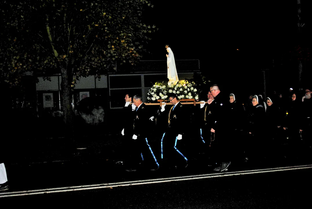 Procesja z różańcami i figurą Maryi. Manifestacja wiary w Lubartowie (zdjęcia, film) - Zdjęcie główne