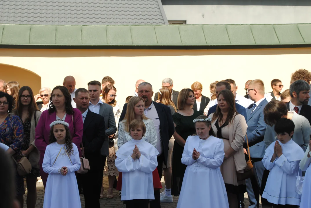 Uczniowie z klas III A i III C z SP nr 2 w Opolu Lubelskim przystąpili do I Komunii Świętej 3 czerwca o godz. 10