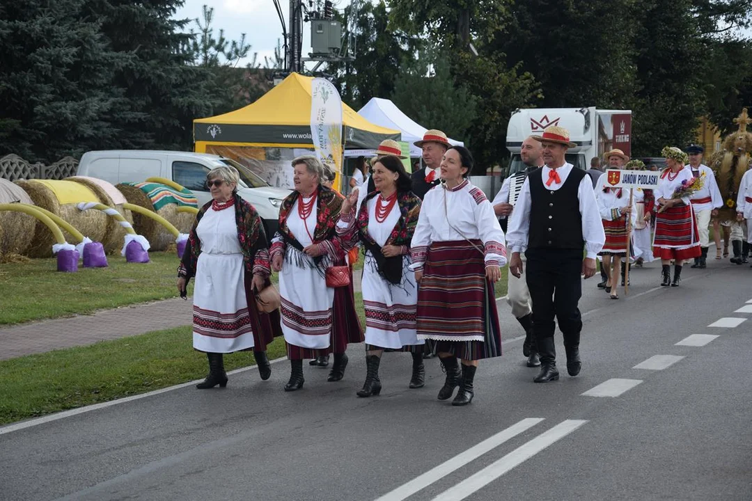 Dożynki Powiatowe w Drelowie 2023. Korowód i prezentacja wieńców