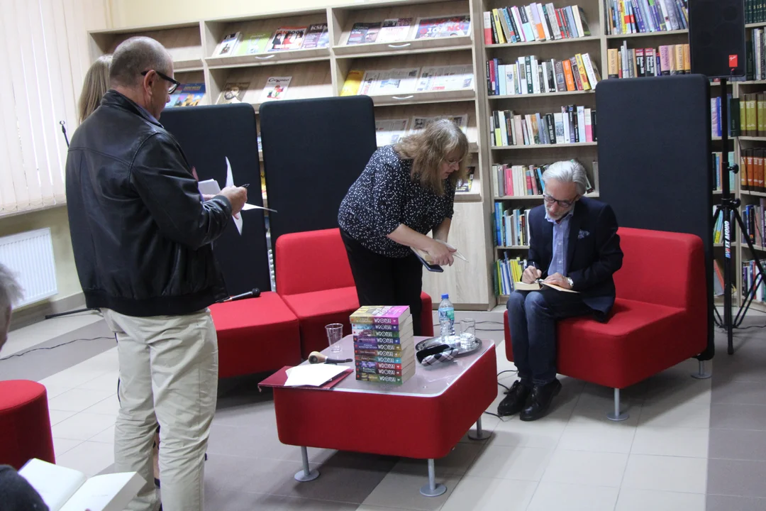 Kryminalna sobota w w bibliotece w Lubartowie. Spotkanie z pisarzem Marcinem Wrońskim (zdjęcia) - Zdjęcie główne