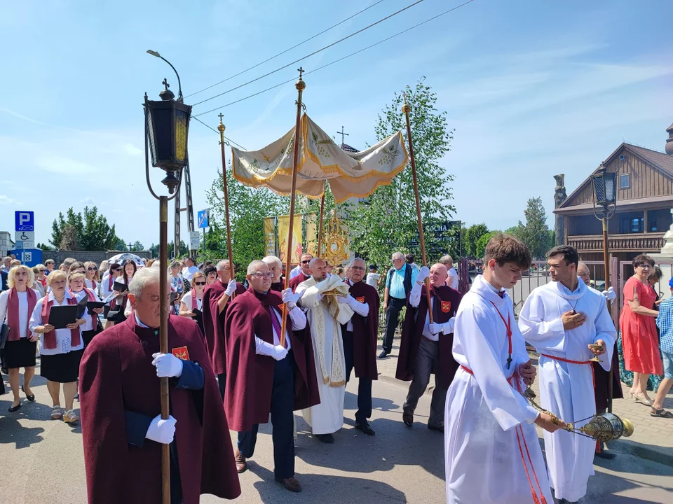 Procesja Bożego Ciała w parafii Podwyższenia Krzyża Świętego w Łukowie