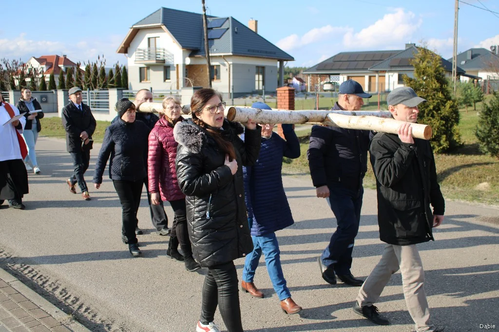 Wierni przeszli w Drodze Krzyżowej ze Żdżar do Dąbia