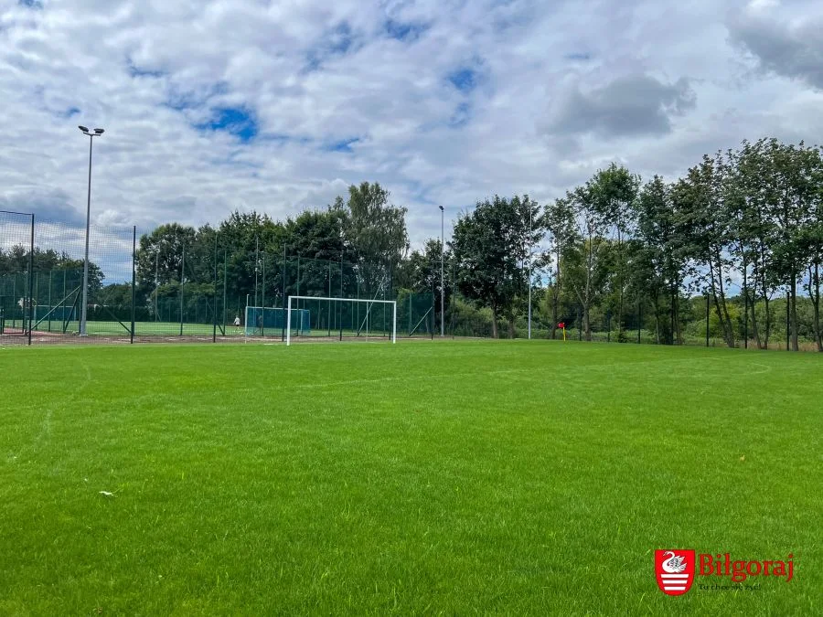 Nowoczesne boisko i zielona przestrzeń w Biłgoraju. Duża inwestycja zakończona (foto) - Zdjęcie główne