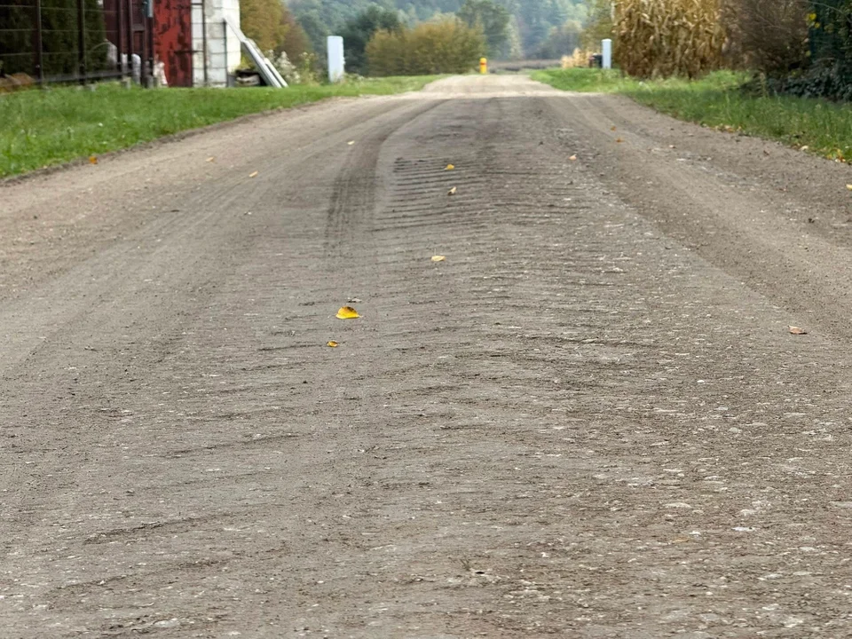 Recykler w akcji. Trwa renowacja dróg tłuczniowych w gminie Wąwolnica
