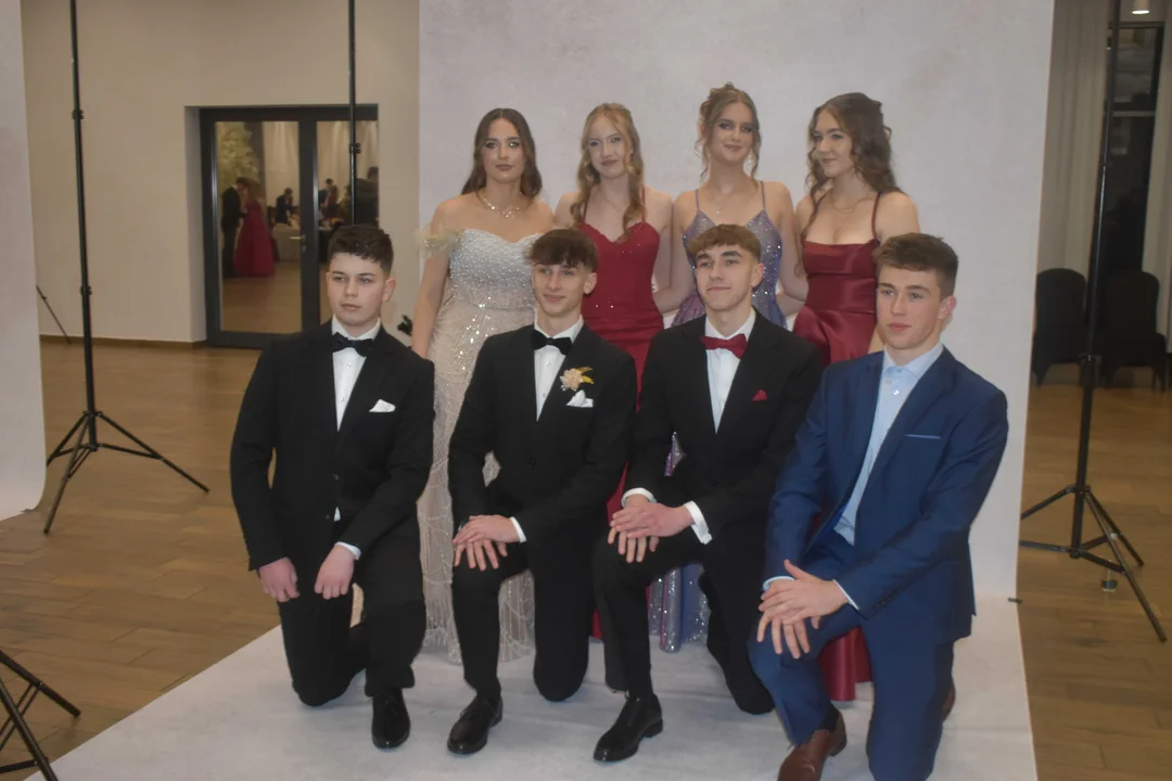 Szyk, elegancja i zabawa na balu XXI LO w Lublinie. Tak wygląda studniówka popularnego "Biskupiaka”