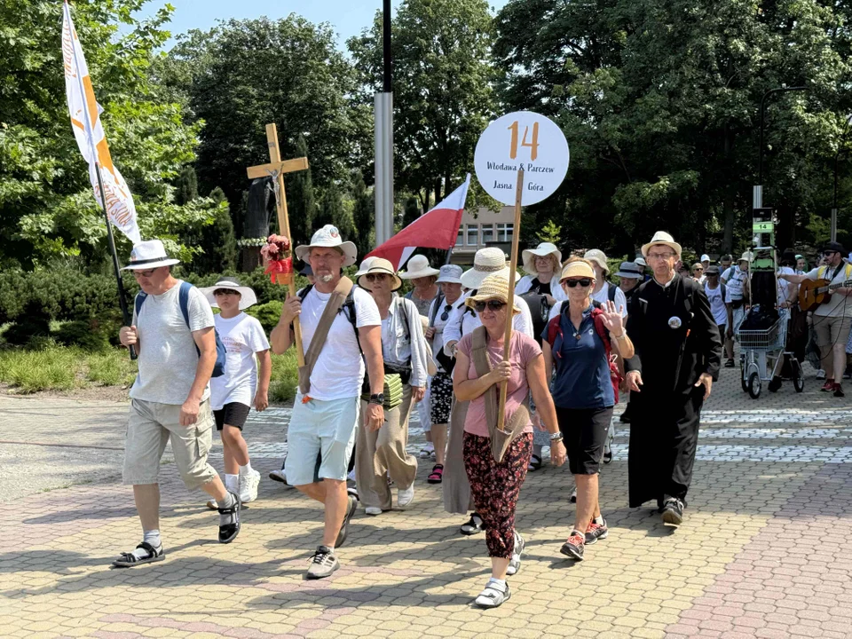 Setki kilometrów w drodze do Częstochowy. Pielgrzymi zatrzymali się w Puławach (zdjęcia) - Zdjęcie główne