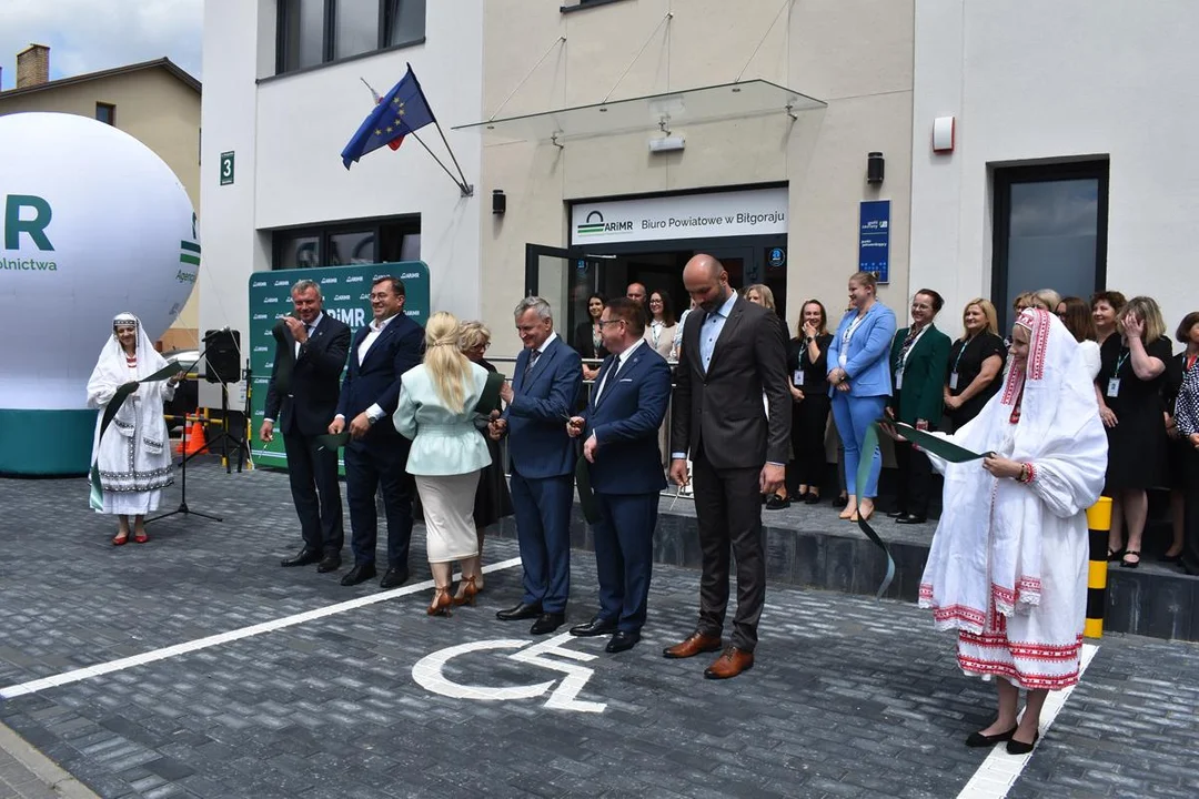 Nowa siedziba ARiMR w Biłgoraju oficjalnie otwarta. Minister Krajewski osobiście przyjechał przeciąć wstęgę (foto) - Zdjęcie główne