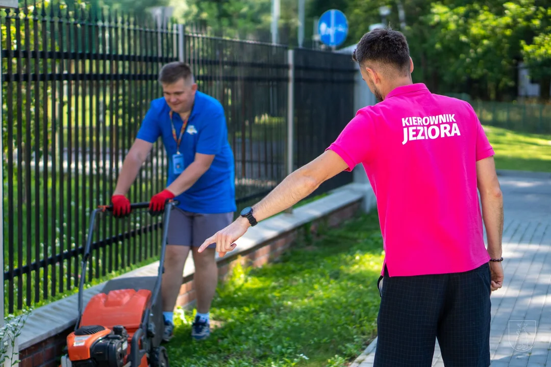 Wiceburmistrz Łukowa zamienił garnitur na koszulkę polo i... zaczął sprzątać. Dlaczego to zrobił? - Zdjęcie główne