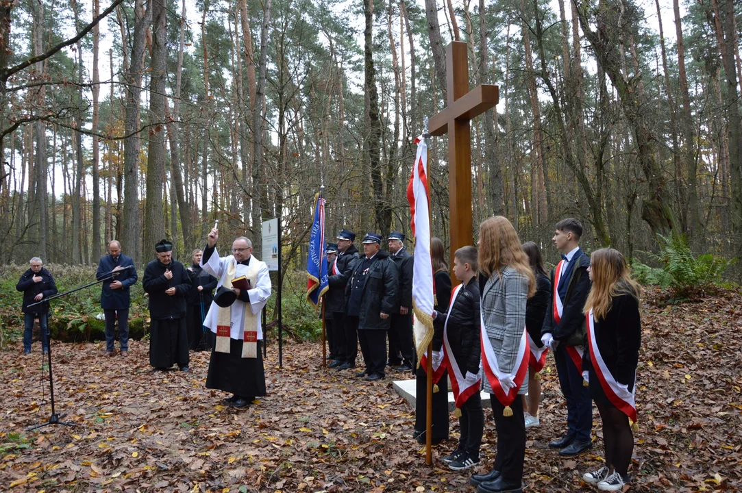 Stanisławów: Poświęcili nowy krzyż i oddali hołd poległym powstańcom styczniowym (ZDJĘCIA) - Zdjęcie główne