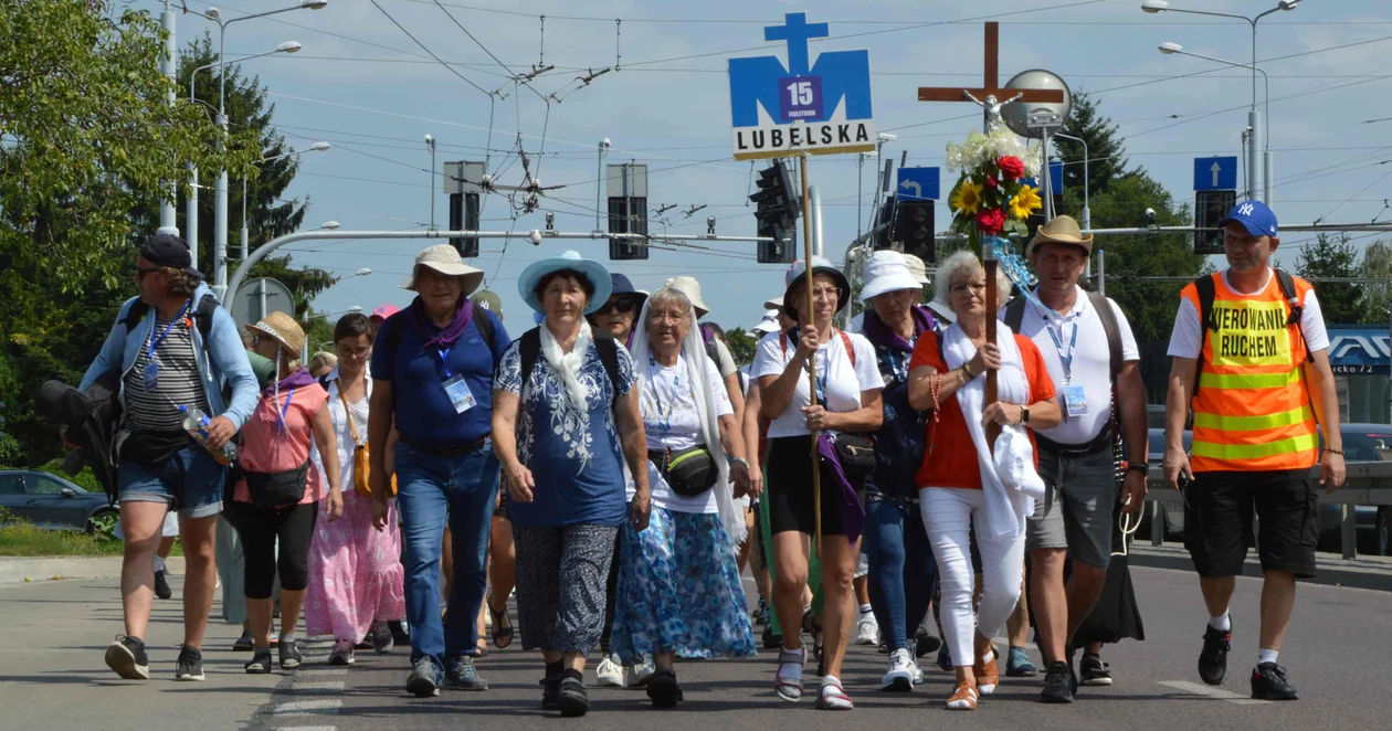 Idą pątnicy z powiatu łęczyńskiego. 48. Lubelska Piesza Pielgrzymka na Jasną Górę [ZDJĘCIA] - Zdjęcie główne