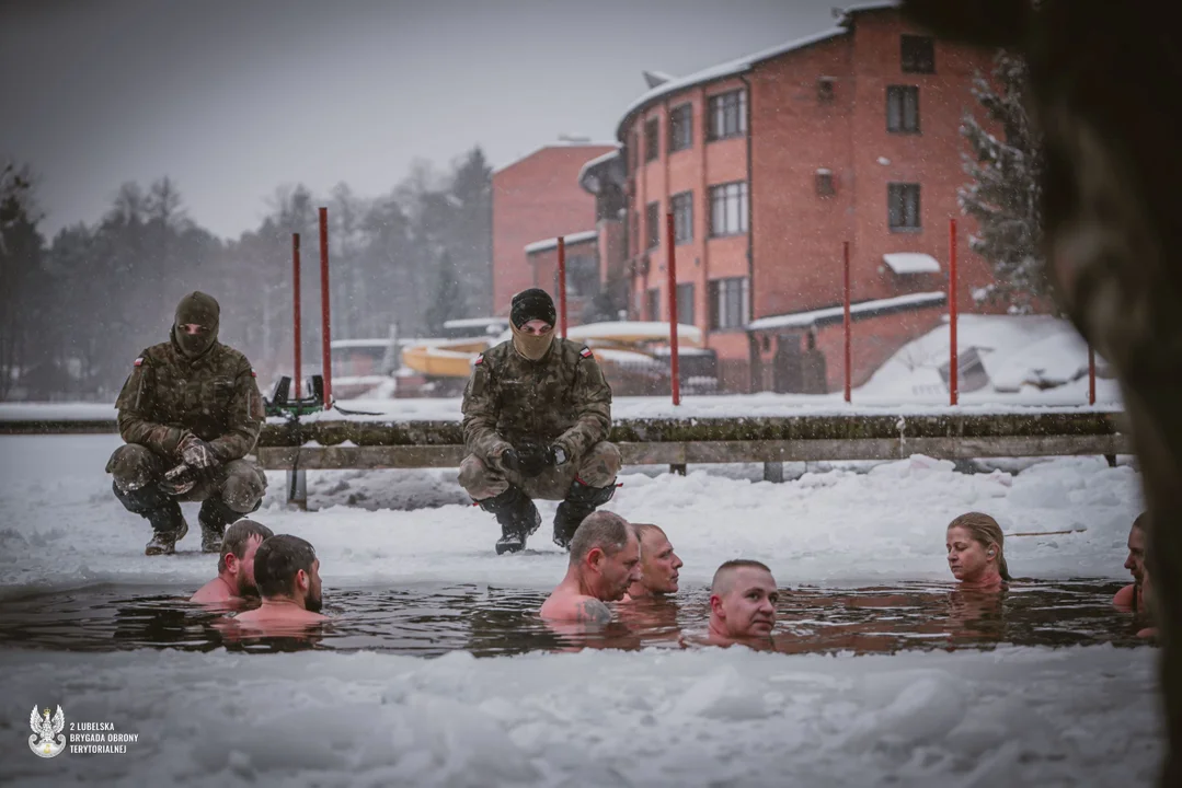 Szkolenie z przeciwdziałania hipotermii. Lubelscy terytorialsi zdobywali doświadczenie "na własnej skórze" - Zdjęcie główne