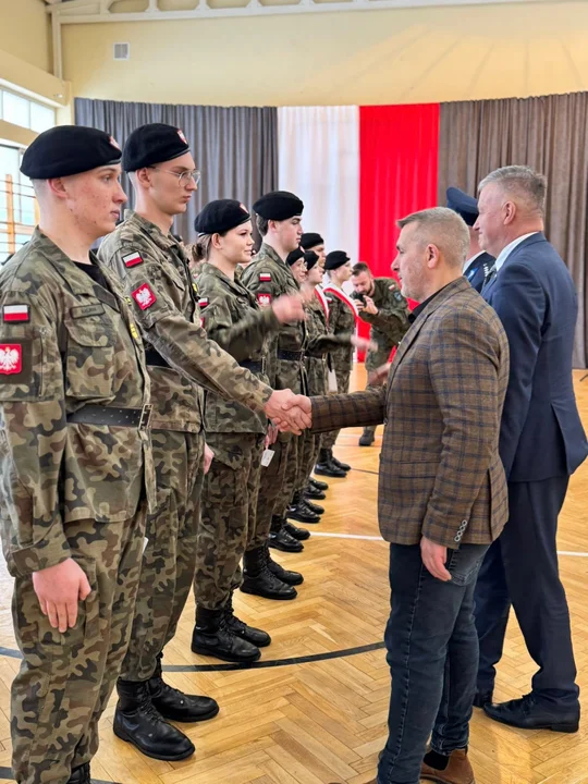 Uroczysty apel w Liceum w Żelechowie – kadeci klas mundurowych awansowali na wyższe stopnie