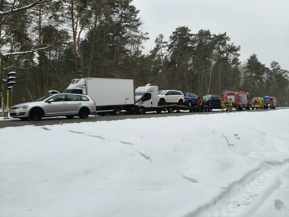 Lubelskie: Laweta z pojazdami uderzyła w dostawczaka, ucierpiał też Volkswagen