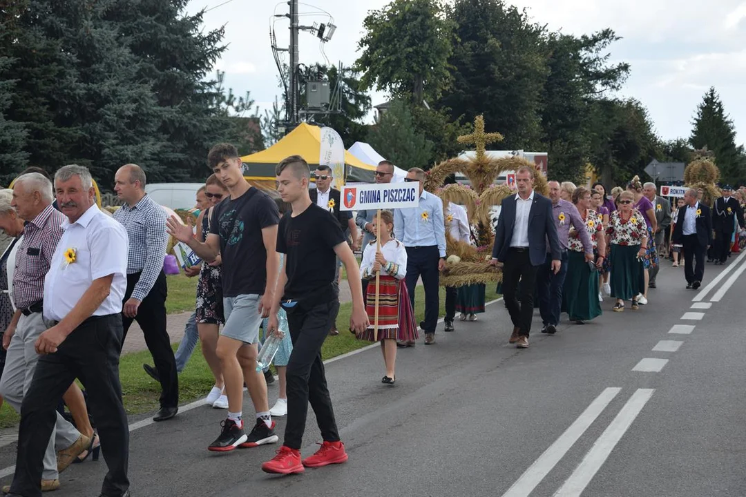 Dożynki Powiatowe w Drelowie 2023. Korowód i prezentacja wieńców