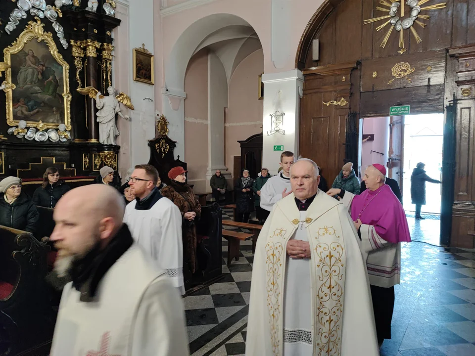 Biskup Grzegorz Suchodolski odwiedził Parafię Podwyższenia Krzyża Św. Ingres Biskupa z plebanii do kościoła i msza święta
