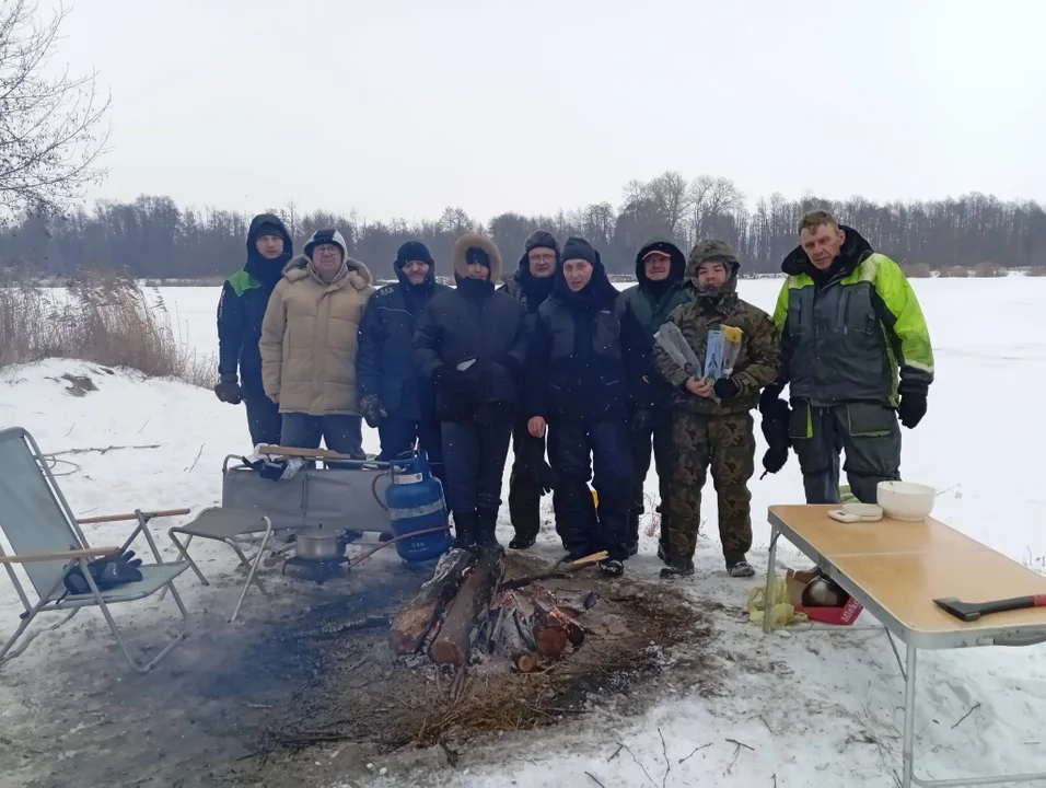 Podlodowe mistrzostwa "Kolejarza" na Domaszkach. Zimowa rywalizacja w trudnych warunkach - Zdjęcie główne